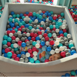 Piscine à balles carré 120x120cm avec 600 balles Piscine à balles carré 120x120cm avec 600 balles